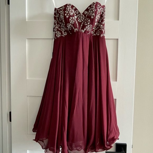 NWT JJ’s House A-line Gown Maroon Sequins Embroidered US2 - Picture 1 of 4